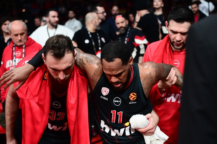 Σοκ στον Ολυμπιακό: Γύρισε τον αστράγαλό του ο Μόρις και αποχώρησε υποβασταζόμενος