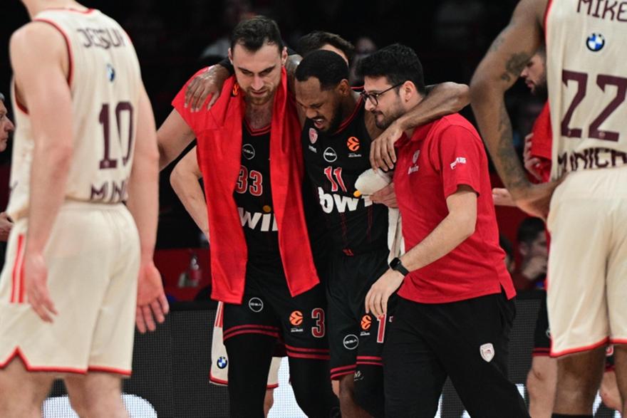 Αγωνία στον Ολυμπιακό: Ο Μόρις γύρισε τον αστράγαλό του και αποχώρησε υποβασταζόμενος