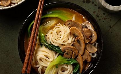 Σούπα με udon noodles, μανιτάρια, ζωμό miso και μποκ τσόι