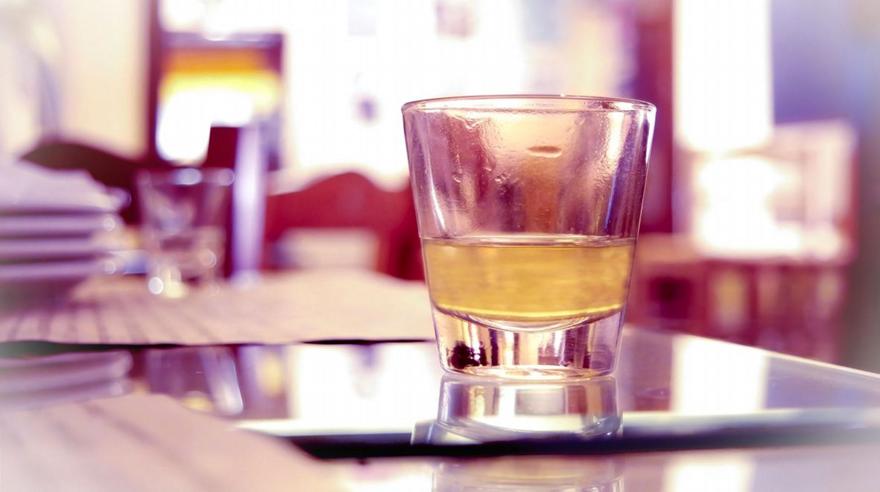 Ρακόμελο: Το αλκοολούχο φάρμακο για τον πονόλαιμο