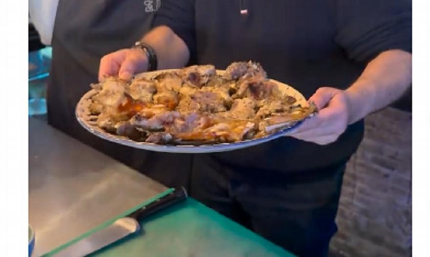 Ελληνικό εστιατόριο «τρελάθηκε» και σερβίρει… παϊδάκια ροφού!