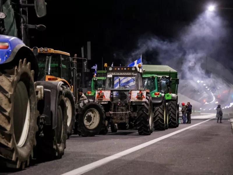 Αγροτικά μπλόκα: Το παρασκήνιο των συνεννοήσεων για τη συνάντηση στο Μαξίμου