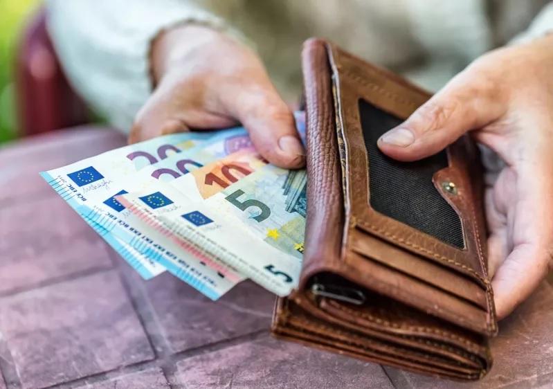 Διευρύνεται το χάσμα στις συντάξεις ιδιωτικού και δημόσιου τομέα - Γιατί υπάρχουν δύο ταχύτητες στην απονομή συντάξεων