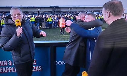 Μαγικές στιγμές στο γήπεδο της Μάκλσφιλντ, δάκρυσε για τον αδερφό του ο Ρούνεϊ!