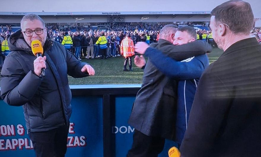 Μαγικές στιγμές στο γήπεδο της Μάκλσφιλντ, δάκρυσε για τον αδερφό του ο Ρούνεϊ!