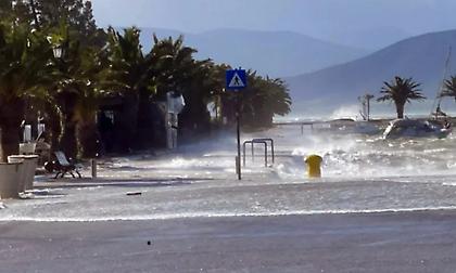 Ναύπλιο: Η θάλασσα βγήκε... στους δρόμους - Πλημμύρες στην πόλη