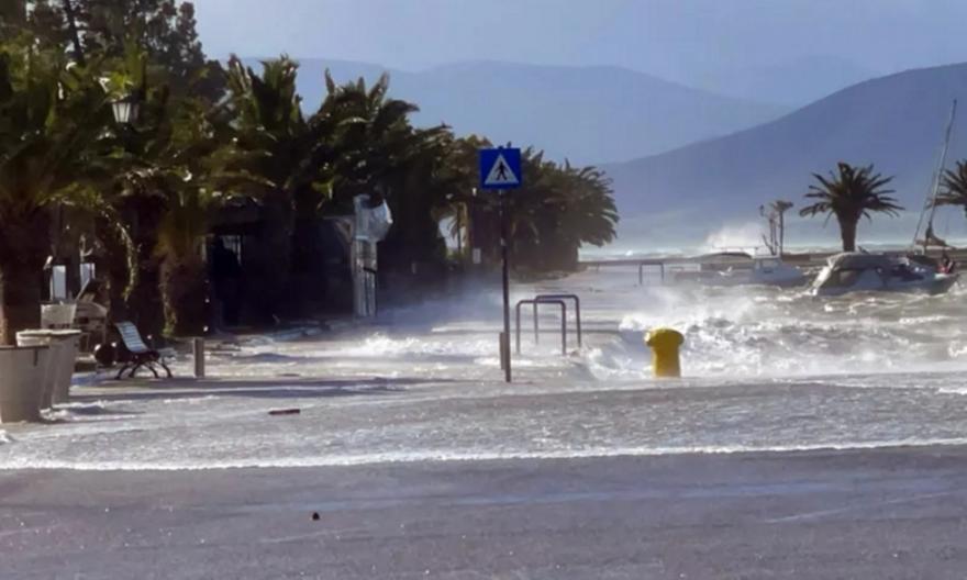 Ναύπλιο: Η θάλασσα βγήκε... στους δρόμους - Πλημμύρες στην πόλη