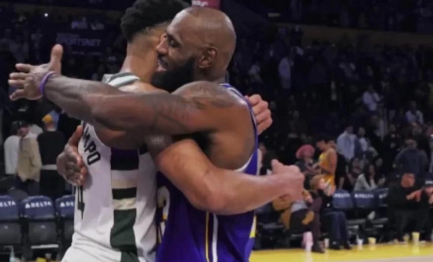 Η αγκαλιά Γιάννη και ΛεΜπρόν μετά το φινάλε του Λέικερς-Μπακς