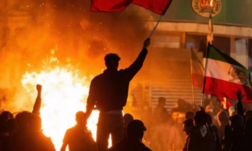 Το κίνημα διαμαρτυρίας διογκώνεται στο Ιράν, χιλιάδες πολίτες στους δρόμους - «Θάνατος στον Χαμενεΐ»