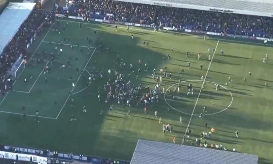 Μαγικές στιγμές στο γήπεδο της Μάκλσφιλντ, δάκρυσε για τον αδερφό του ο Ρούνεϊ!