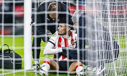 Απίστευτο: Ο Πέπι της Αϊντχόφεν σκόραρε και χτύπησε άσχημα το χέρι του - Φόβοι για σοβαρή ζημιά