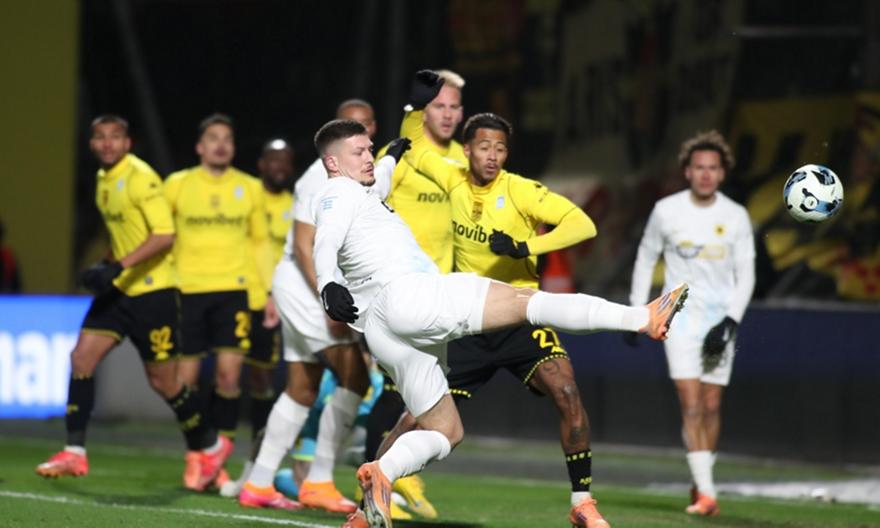 Διπλή αντίδραση από ΑΕΚ: «Το να μιλάει ο Ολυμπιακός για διαιτησία, προκαλεί γέλιο» και το φάουλ στον Γιόβιτς