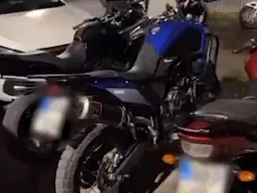 Χειροπέδες σε 3 νεαρούς που έτρεχαν με μοτοσυκλέτες και έκαναν σούζες στη λεωφόρο Αθηνών - Ο ένας δεν είχε δίπλωμα