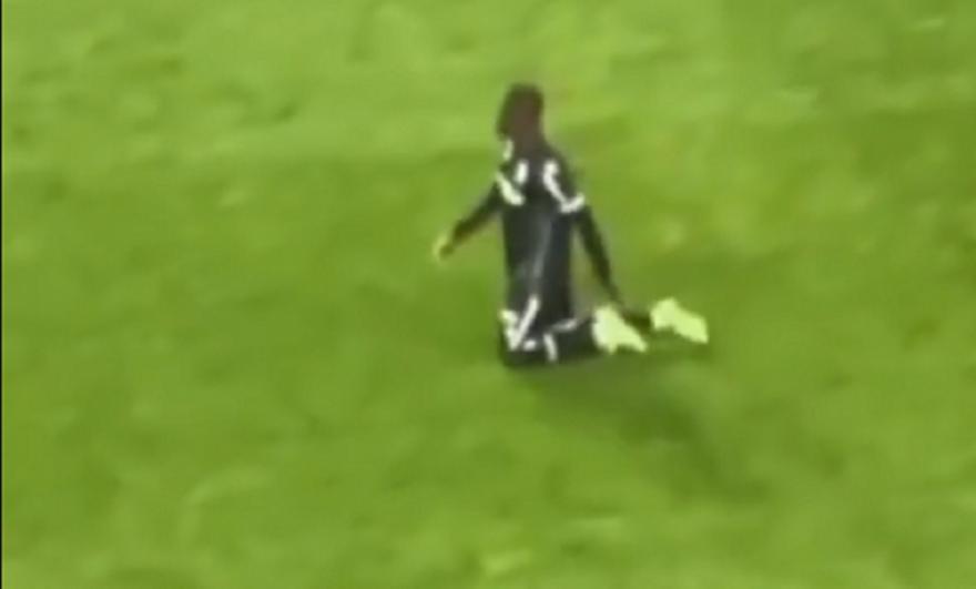 Απίθανο: Παίκτης της Γκιμαράες «όργωσε» όλο το γήπεδο γονατιστός μετά την κατάκτηση του Λιγκ Καπ