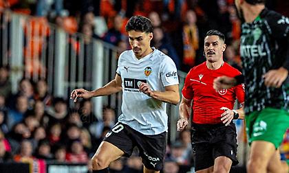 Έσωσε τον βαθμό της ισοπαλίας στο 87' και γλύτωσε από τα χειρότερα κόντρα στην Έλτσε η Βαλένθια