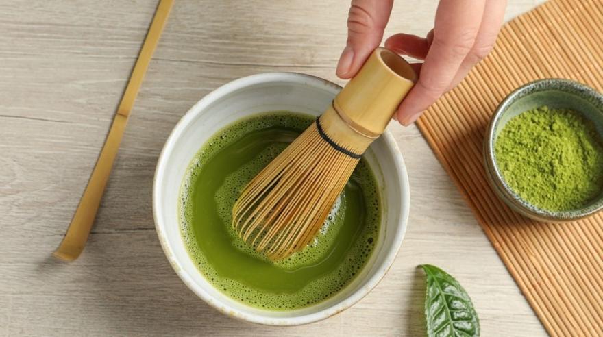 Matcha: Αξίζει τελικά να βάλεις στη διατροφή σου το viral πράσινο ρόφημα;