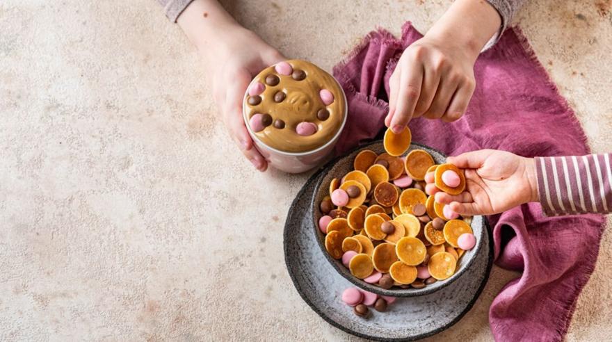 Dalgona coffee και mini pancakes: Ο τέλειος συνδυασμός για πρωινό με άπειρο βούτηγμα