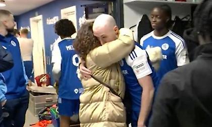 Συγκινητικές στιγμές μετά την επική πρόκριση της Μάκλσφιλντ: Στα αποδυτήρια οι γονείς παίκτη που σκοτώθηκε σε τροχαίο