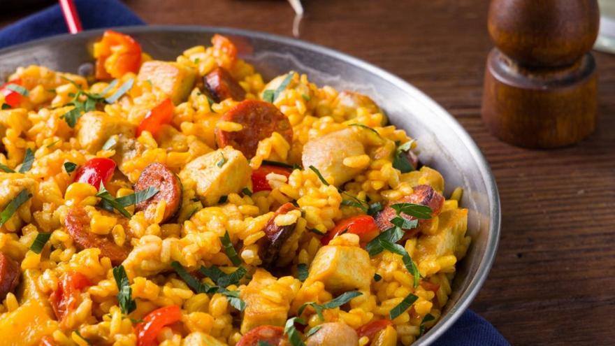 Παέγια με κοτόπουλο και λουκάνικο