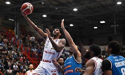 Πέρασε δύσκολα από Νάπολη και διατήρησε την τρίτη θέση η Αρμάνι