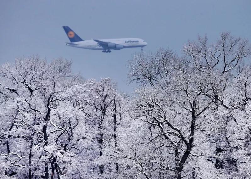 Χάος στο αεροδρόμιο της Φρανκφούρτης - Δεκάδες ακυρώσεις πτήσεων λόγω χιονιού