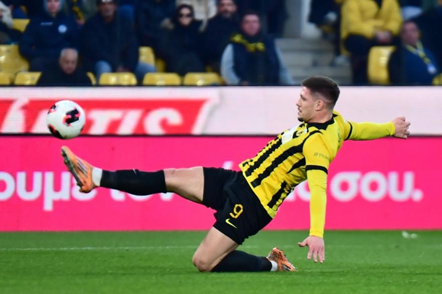 Απαντάει στα δοκάρια η ΑΕΚ με εξαιρετική κεφαλιά του Γιόβιτς