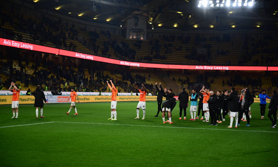 ΟΦΗ: Οι ποδοσφαιριστές πανηγύρισαν με τον κόσμο του τη μεγάλη πρόκριση στην OPAP Arena