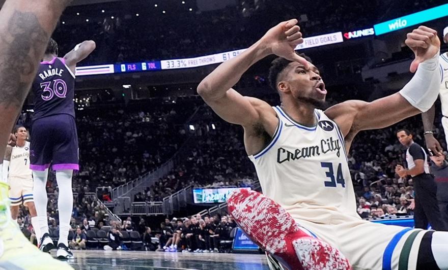 Ο Αντετοκούνμπο αποδοκίμασε τους οπαδούς των Μπακς που γιούχαραν την ομάδα για το -30!