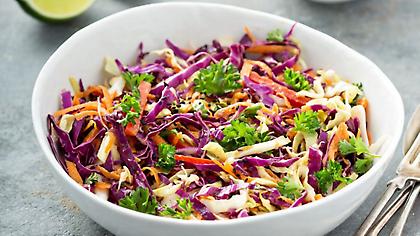 Ασιατική coleslaw με σουσάμι και dressing φυστικοβούτυρου