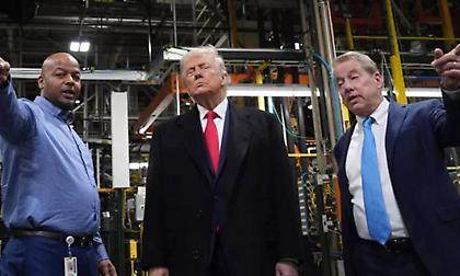 Σάλος με άσεμνη χειρονομία του Τραμπ κατά εργαζομένου σε εργοστάσιο της Ford