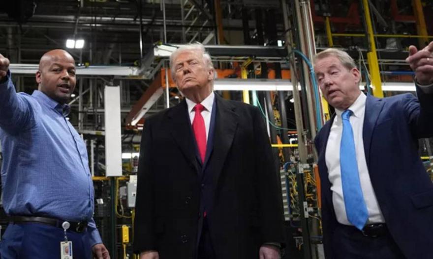 Σάλος με άσεμνη χειρονομία του Τραμπ κατά εργαζομένου σε εργοστάσιο της Ford