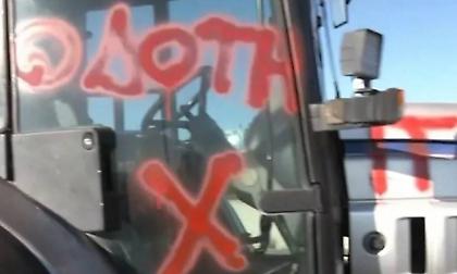 Βανδάλισαν τα τρακτέρ των δύο αγροτών από το μπλόκο της Νίκαιας που ήταν στη συνάντηση με Μητσοτάκη