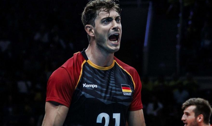 Ζεσταίνεται με... Ζορμπά λίγο πριν βάλει τη φανέλα της Καλαμάτας ο Κρικ!