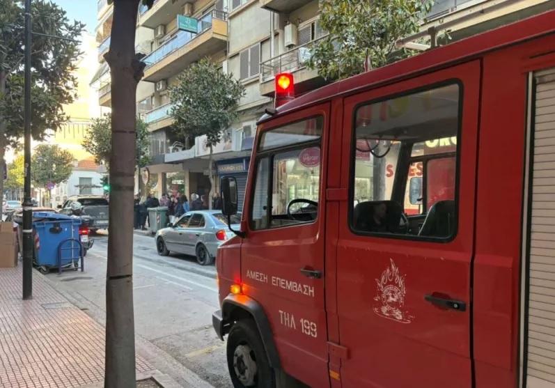 Λάρισα: Στις φλόγες διαμέρισμα με εγκλωβισμένο μωρό – Σωτήρια η επέμβαση της πυροσβεστικής