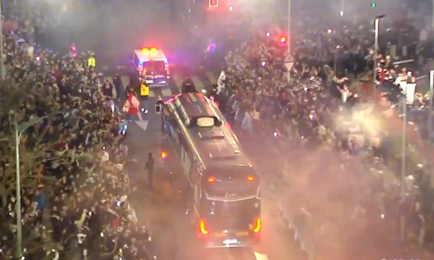 Ιστορικές στιγμές με χιλιάδες οπαδούς στην παρέλαση της Αλμπαθέτε για την πρόκριση επί της Ρεάλ!