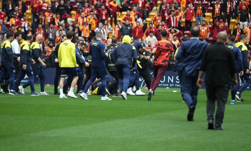 Φυλάκιση με αναστολή σε δύο παίκτες της Φενέρμπαχτσε για επίθεση στoν διευθυντή γηπέδου της Γαλατάσαραϊ