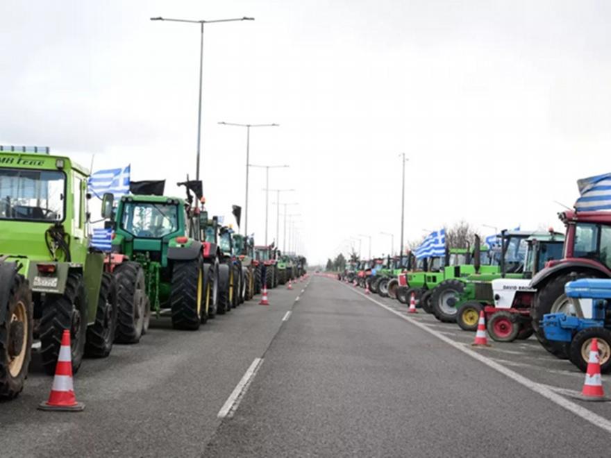 Αποκλιμάκωση στα μπλόκα: Οι αγρότες ανοίγουν δρόμους εν αναμονή συνάντησης με τον πρωθυπουργό
