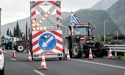 Ανοιχτή η εθνική οδός Αθηνών-Λαμίας - Στα μπλόκα οι αγρότες ενόψει της συνάντησης με Μητσοτάκη