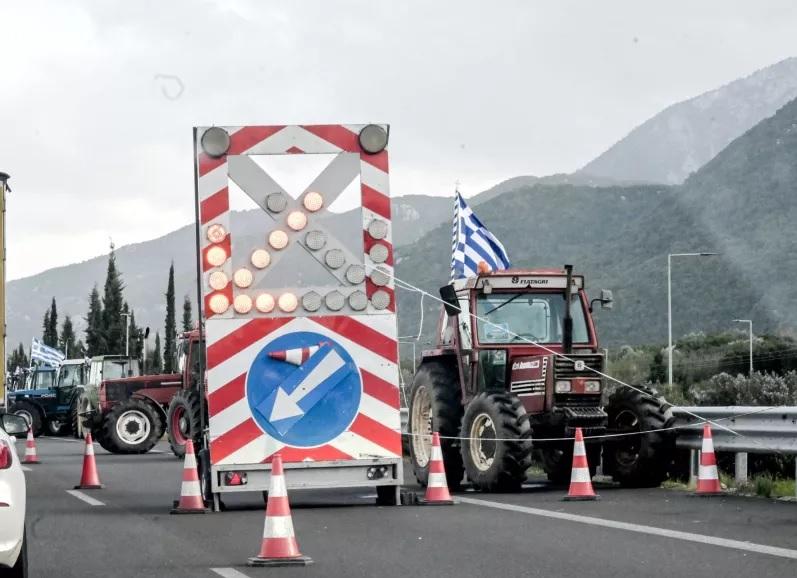 Ανοιχτή η εθνική οδός Αθηνών-Λαμίας - Στα μπλόκα οι αγρότες ενόψει της συνάντησης με Μητσοτάκη