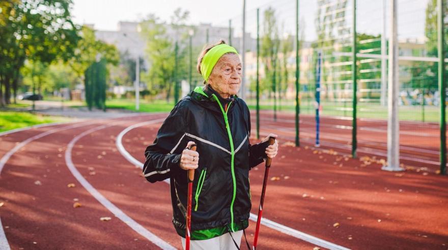 5 μαθήματα ζωής από τους «super agers»: Τι τρώνε οι άνθρωποι που γερνούν καλά