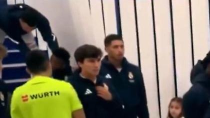 Παρηγορούσε τον Βινίσιους μετά το γιουχαρίσμα των οπαδών ο Εμπαπέ