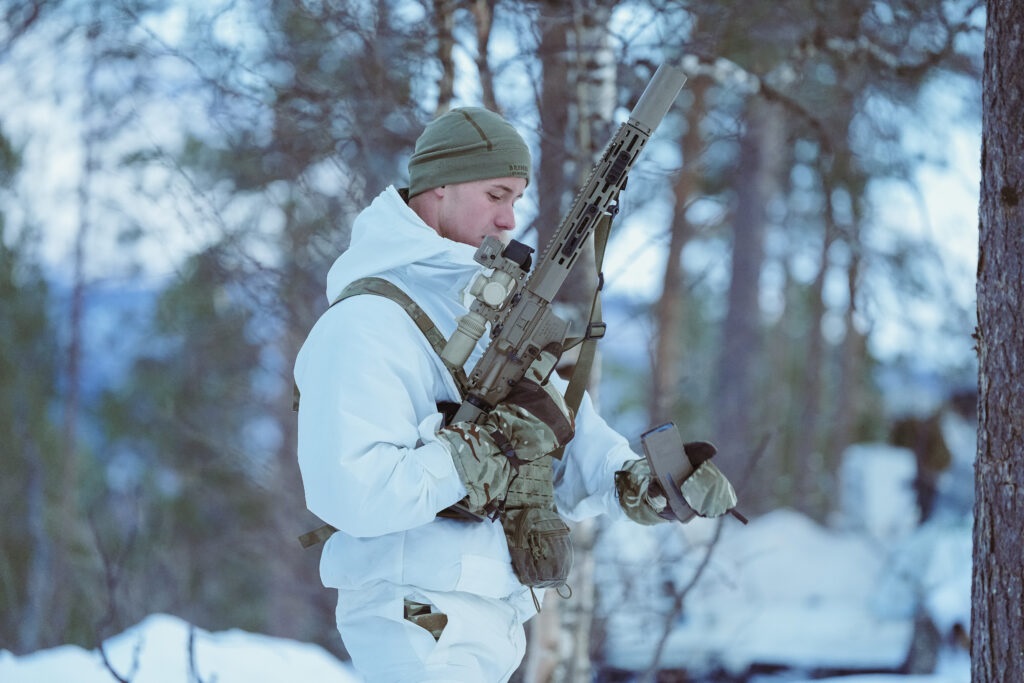 «Αρκτική Φρουρά»: Στη βάση όπου στρατεύματα εκπαιδεύονται για πόλεμο με τη Ρωσία