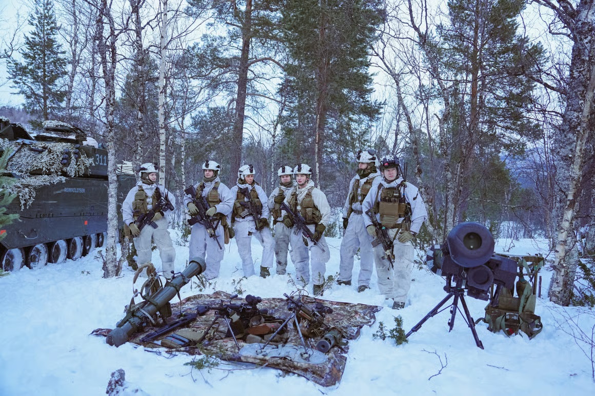 «Αρκτική Φρουρά»: Στη βάση όπου στρατεύματα εκπαιδεύονται για πόλεμο με τη Ρωσία