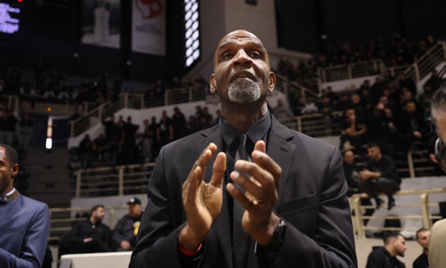 Τιμήθηκε και αποθεώθηκε στην PAOK Sports Arena ο Μπάρλοου: «Φοβερό συναίσθημα το να βρίσκομαι σε αυτό το γήπεδο»