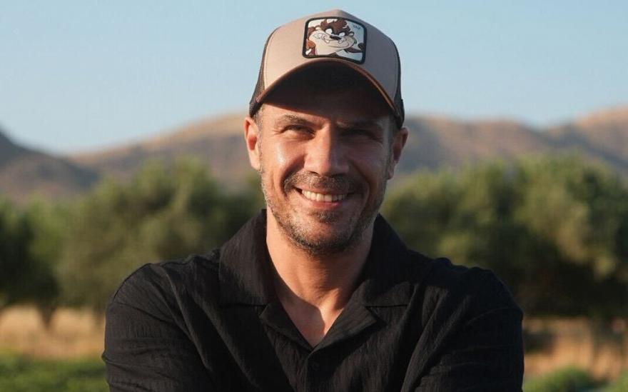 Άκης Πετρετζίκης: Ο τρολ τρόπος που... έχωσε τον γιο του να πλύνει τη μηχανή