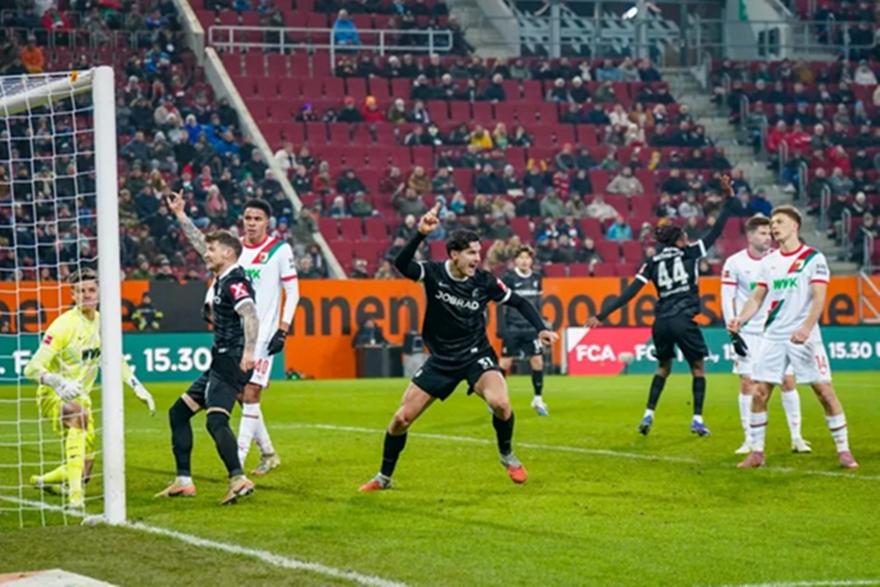 Ματσάρα με τέσσερα γκολ αλλά… χωρίς νικητή στο Άουγκσμπουργκ-Φράιμπουργκ!