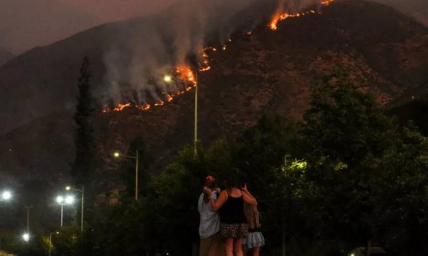 Πύρινη «κόλαση» στη Χιλή: Δασική πυρκαγιά, απειλούνται 3.000 κατοικίες