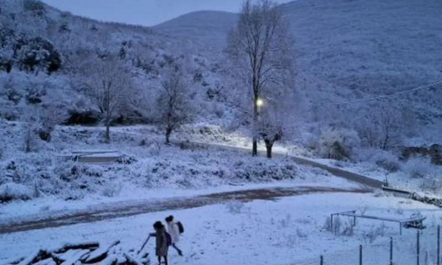 Καιρός: Θυελλώδεις άνεμοι στα νοτιοδυτικά και χιόνια σε ορεινά και ημιορεινά