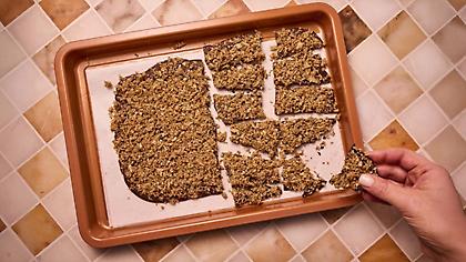 Ξέχνα την Dubai chocolate! Αυτή την μπάρα σοκολάτας με ταχίνι και δημητριακά πρέπει να φτιάξεις