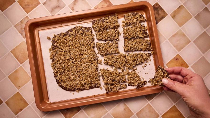 Ξέχνα την Dubai chocolate! Αυτή την μπάρα σοκολάτας με ταχίνι και δημητριακά πρέπει να φτιάξεις